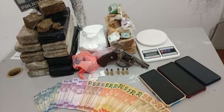 NO SERTÃO: Polícia Militar prende dois suspeitos com 13 quilos de drogas e arma