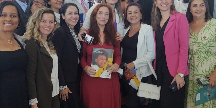 Professora representa município de Monteiro no lançamento do Compromisso Nacional ‘Criança Alfabetizada’