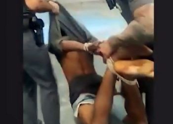 Vídeos mostram PMs amarrando pés e mãos de suspeito já algemado