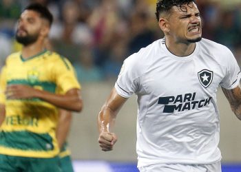 Tiquinho decide e Botafogo vence para ampliar vantagem no Brasileiro