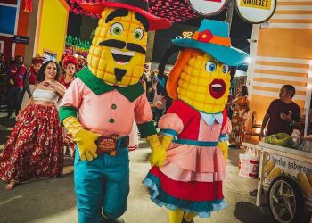 Cortejo Junino sai pela cidade cenográfica do Parque do Povo e encanta público