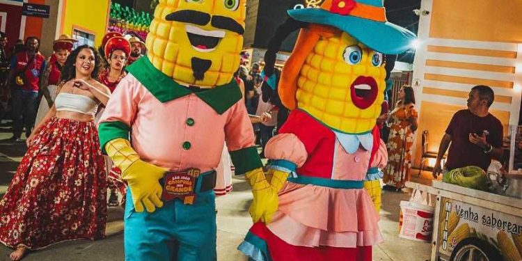 Cortejo Junino sai pela cidade cenográfica do Parque do Povo e encanta público
