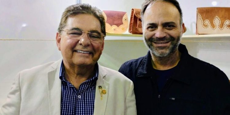 Deputado Adriano Galdino, apoiará a reeleição do vereador Bruno Faustino à Câmara de Campina Grande. Faustino tem sido um aliado fiel a ‘Esq