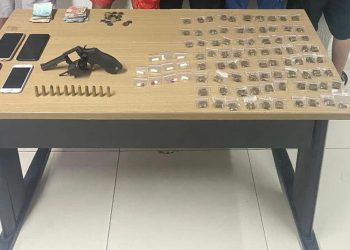 Polícia Militar apreende drogas e arma com cinco suspeitos, na zona sul de João Pessoa