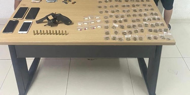Polícia Militar apreende drogas e arma com cinco suspeitos, na zona sul de João Pessoa