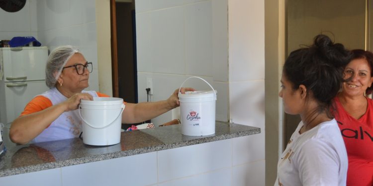 Prefeito reativa o Programa Cozinha Solidária que distribui comida para mais de 230 famílias em Sumé