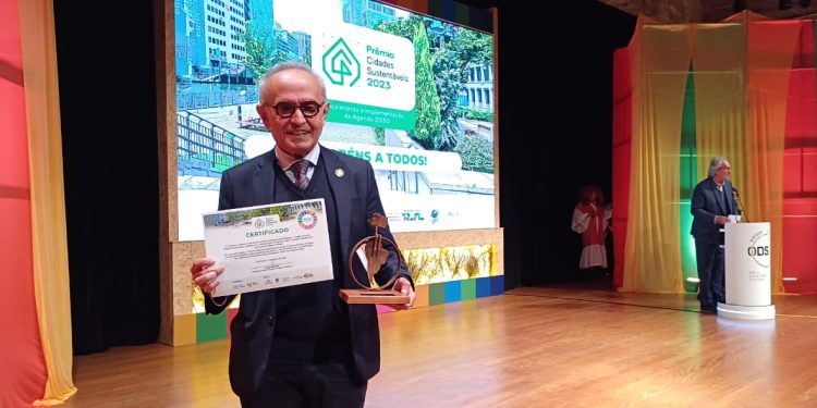 Em São Paulo, Cícero Lucena recebe prêmio por Programa Pão e Leite