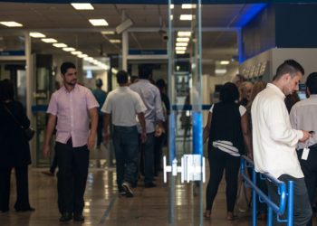 Câmara aprova projeto que pune discriminação de políticos