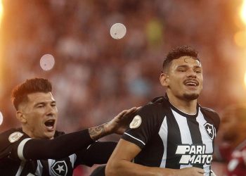 Palmeiras ganha clássico, mas Botafogo sustenta ponta do Brasileiro