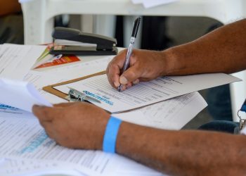 Volume de serviços no país cai 1,6% de março para abril