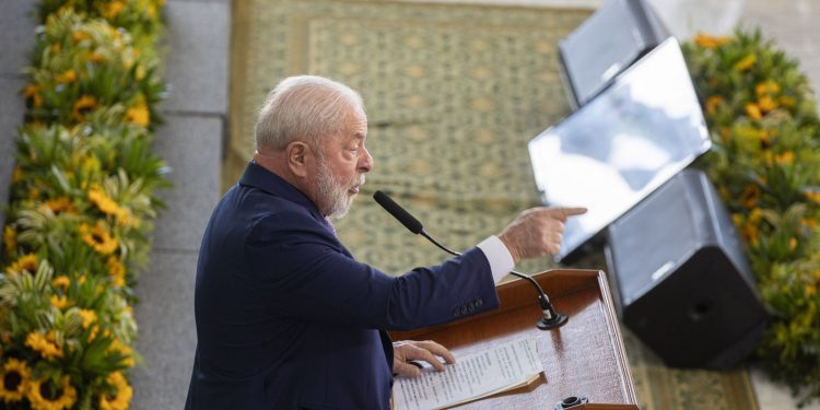 Lula diz que equipe de governo não é clube ou grupo de amigos