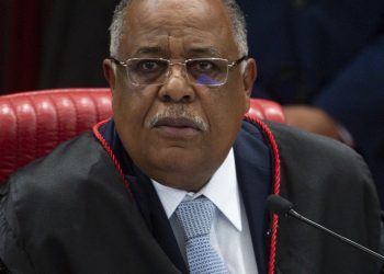 TSE encerra primeiro dia de julgamento de ação contra Bolsonaro 