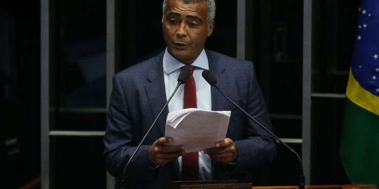 Romário é internado com infecção intestinal Romário é internado com infecção intestinal