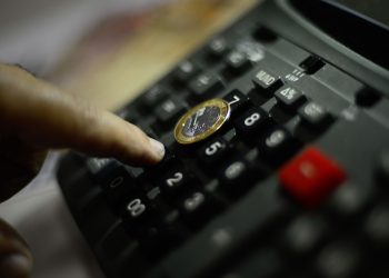 Inadimplência cai pela primeira vez em 2023, aponta Serasa