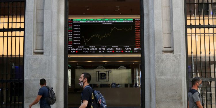 Bolsa volta aos 120 mil pontos e atinge maior nível em um mês
