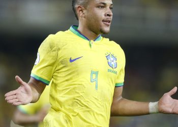 Barcelona anuncia contratação do jogador Vitor Roque