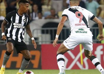Botafogo e Vasco fazem clássico de opostos no Campeonato Brasileiro