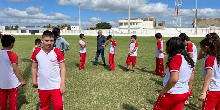 Alunos da escola Monteiro Lobato realizam visita ao Complexo Esportivo O Feitosão
