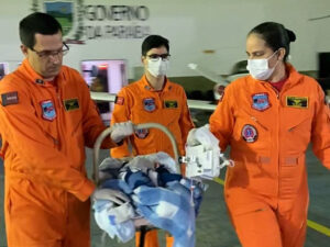 Bebê com síndrome rara no intestino é transferido em UTI Aérea.