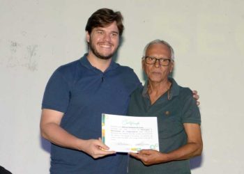 Bruno entrega certificados aos participantes oferecidos gratuitamente pela Prefeitura de Campina Grande