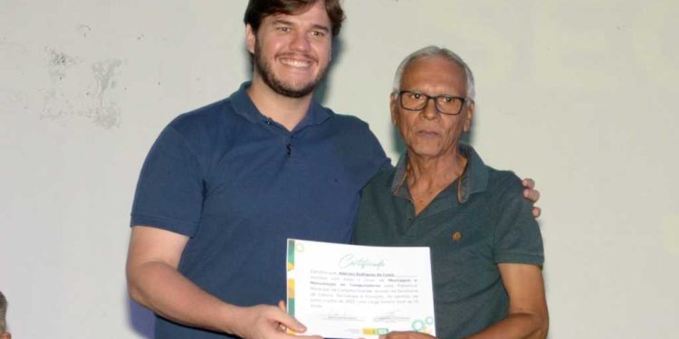 Bruno entrega certificados aos participantes oferecidos gratuitamente pela Prefeitura de Campina Grande