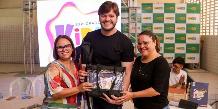 Bruno inicia a entrega de mil kits de robótica a escolas da Rede Municipal