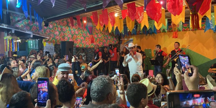 Ton Oliveira anima a despedida da parceria entre a Vila do Artesão e o Projeto Stúdio 93, deixando saudades d’O Maior São João do Mundo Ton Oliveira anima a despedida da parceria entre a Vila do Artesão e o Projeto Stúdio 93, deixando saudades d’O Maior São João do Mundo