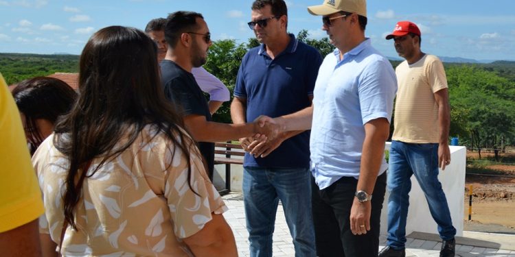 O Prefeito Éden Duarte, e o Presidente da Associação, Anildo Anízio assinaram Termo de Cessão de Uso, de parte da área da Escola de Campo “José Bonifácio Barbosa de Andrade”, para cultivo.