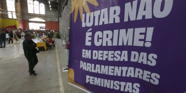 Movimentos fazem ato em defesa do MST e de parlamentares feministas Movimentos fazem ato em defesa do MST e de parlamentares feministas