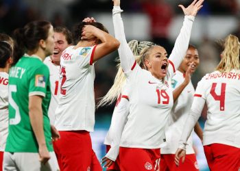Canadá sofre gol olímpico, mas vira sobre Irlanda no grupo B da Copa