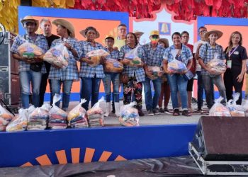 Reconhecimento: Arte Produções faz entrega de 403 cestas básicas para a equipe do Matuto Limpeza