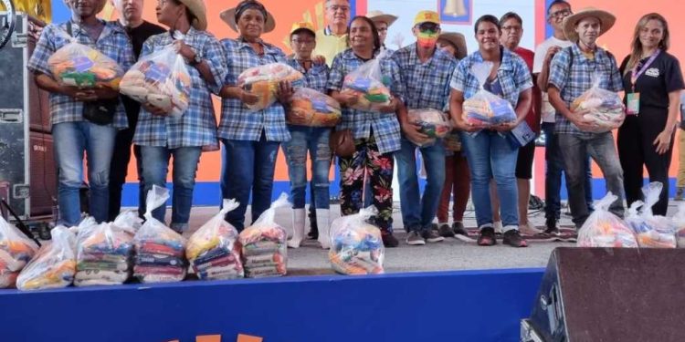 Reconhecimento: Arte Produções faz entrega de 403 cestas básicas para a equipe do Matuto Limpeza