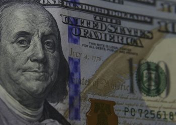 Dólar cai para R$ 4,79 e encerra semestre com recuo de 9,28%