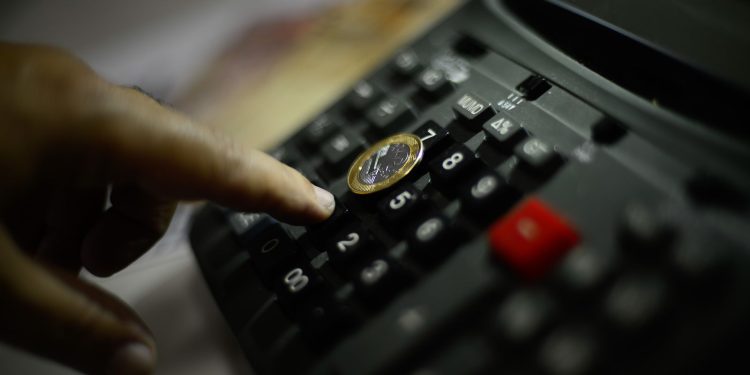 Inflação negativa aumenta pressão por queda de juros