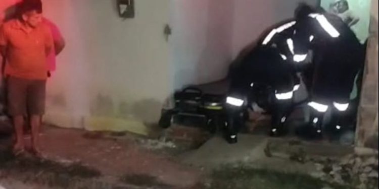 Em Picuí-PB homem surta e com pedaço de madeira e faca em punho deixa três pessoas feridas