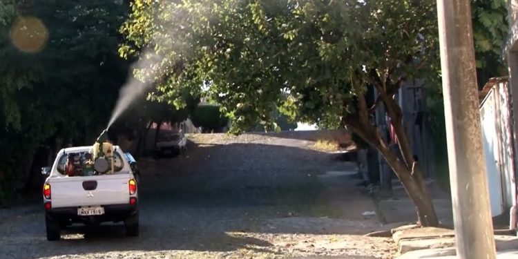 Secretaria de Saúde de Monteiro em parceria com Governo do Estado inicia trabalho com carro fumacê no município
