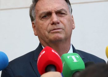 Bolsonaro deixa a PF após depoimento