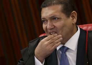 Nunes Marques vota contra condenação de Bolsonaro no TSE