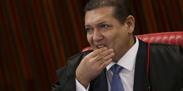 Nunes Marques vota contra condenação de Bolsonaro no TSE