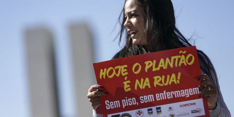 Piso de enfermeiros privados deve ser pago na falta de acordo coletivo Piso de enfermeiros privados deve ser pago na falta de acordo coletivo