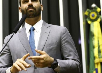 Professora pede abertura de investigação contra Eduardo Bolsonaro