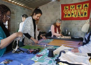 Mulheres de ocupação lançam coleção com tecidos de reuso em Osasco