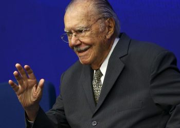 Ex-presidente José Sarney é internado após sofrer queda em casa