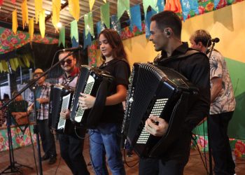 Domingo de encerramento com os trios Forró Vicentão e Rai Bezerra na Vila do Artesão