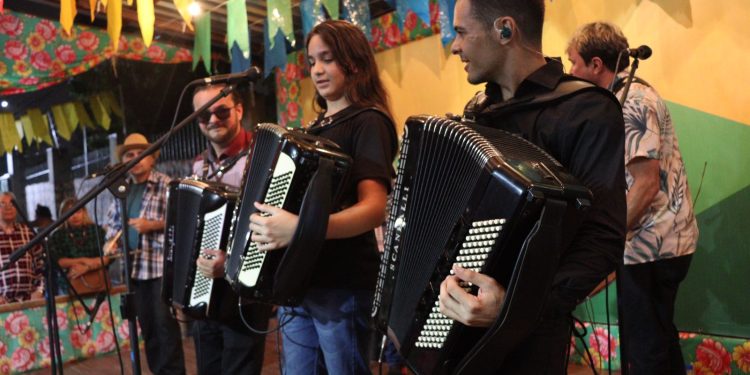 Domingo de encerramento com os trios Forró Vicentão e Rai Bezerra na Vila do Artesão