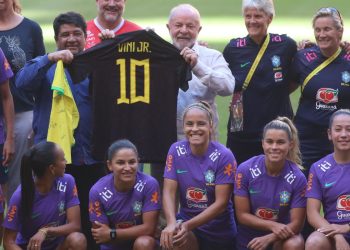 Lula defende investimento no futebol para mulheres