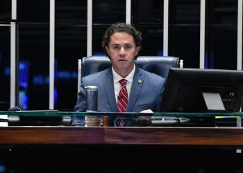 Ao presidir sessão de abertura do 2º semestre, Veneziano destaca avanços que o Senado proporcionou ao Brasil este ano