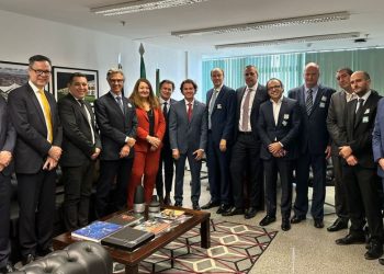 Veneziano recebe relatório sobre impactos da reforma tributária no Turismo e atuará para ampliar participação do setor na proposta