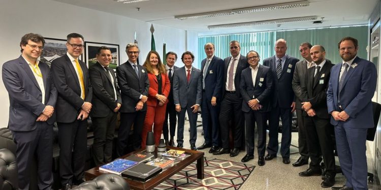 Veneziano recebe relatório sobre impactos da reforma tributária no Turismo e atuará para ampliar participação do setor na proposta