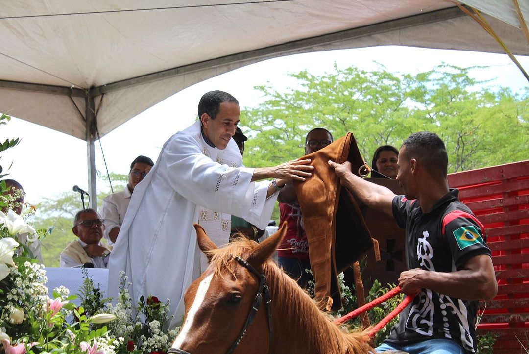 1318393683 Em Monteiro: Paróquia Nossa Senhora das Dores realiza missa do Vaqueiro
